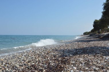 Yunanistan 'ın Rodos adasındaki Theologos köyündeki Ege Denizi plajının panoraması