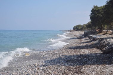 Yunanistan 'ın Rodos adasındaki Theologos köyündeki Ege Denizi plajının panoraması