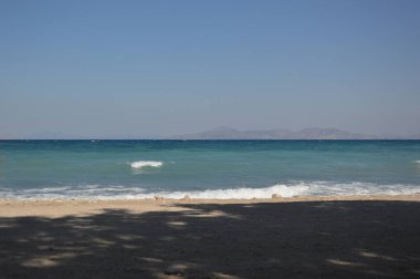 Yunanistan 'ın Rodos adasındaki Theologos köyündeki Ege Denizi plajının panoraması