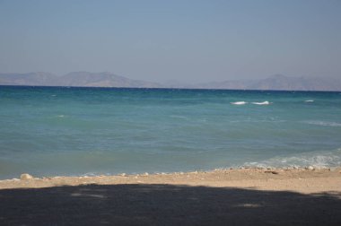 Yunanistan 'ın Rodos adasındaki Theologos köyündeki Ege Denizi plajının panoraması