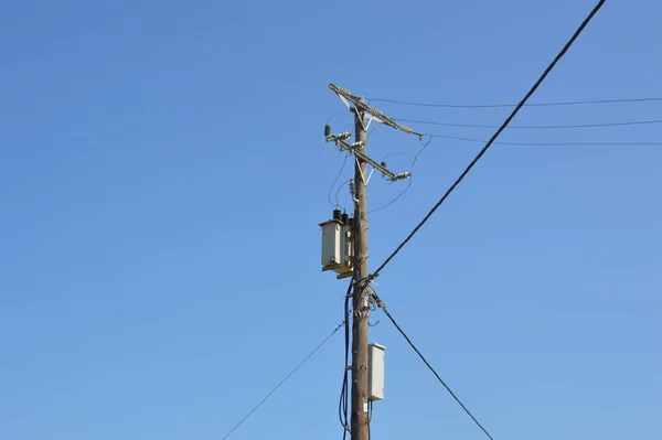 Полюса Провода Высоковольтных Линий Электропередач — стоковое фото
