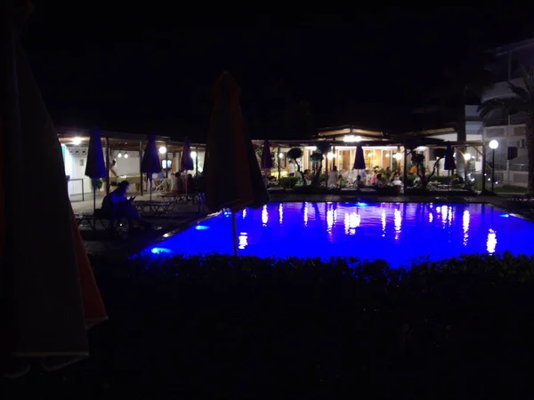 Zwembad Nachts Het Blauw Verlicht — Stockfoto