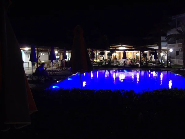 Piscina Iluminada Azul Noite — Fotografia de Stock