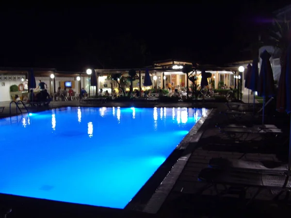 Piscina Iluminada Azul Noite — Fotografia de Stock