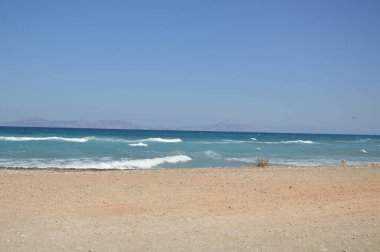 Yunanistan 'ın Rodos adasındaki Theologos köyündeki Ege Denizi plajının panoraması