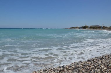 Yunanistan 'ın Rodos adasındaki Theologos köyündeki Ege Denizi plajının panoraması