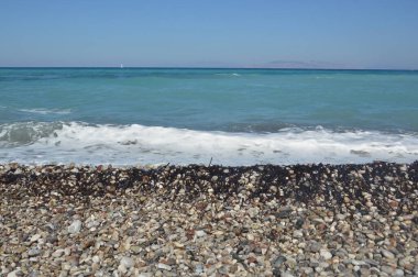Yunanistan 'ın Rodos adasındaki Theologos köyündeki Ege Denizi plajının panoraması