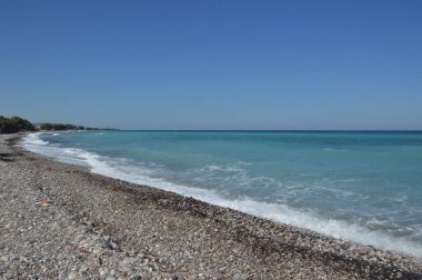 Yunanistan 'ın Rodos adasındaki Theologos köyündeki Ege Denizi plajının panoraması