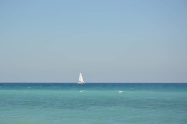 Yunanistan 'daki Rodos adası boyunca Ege Denizi' nden bir yelkenli geçiyor
