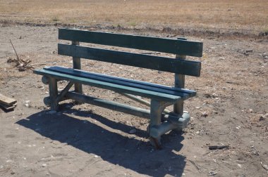 Yunanistan 'ın Rodos adasının kıyısındaki ahşap bank