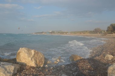 Yunanistan 'daki Rodos adasındaki Ege fırtınasının arka planında taşlar