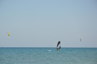 RHODOS, GREECE - 13 Eylül 2021: Ege kıyılarında rüzgar sörfü
