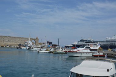 TheOLOGOS, RHODOS, GREECE - 14 Eylül 2021 Rodos Limanı