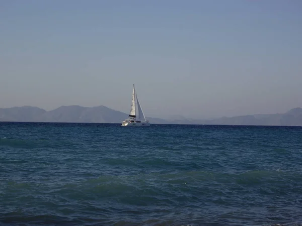 Una Barca Vela Naviga Nel Mar Egeo Lungo Isola Rodi — Foto Stock