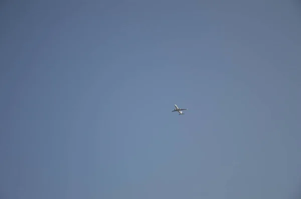 Despegue Avión Pasajeros Contra Cielo Azul — Foto de Stock