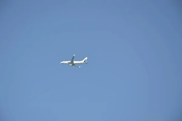 하늘에서 여객기와 충돌하는 — 스톡 사진