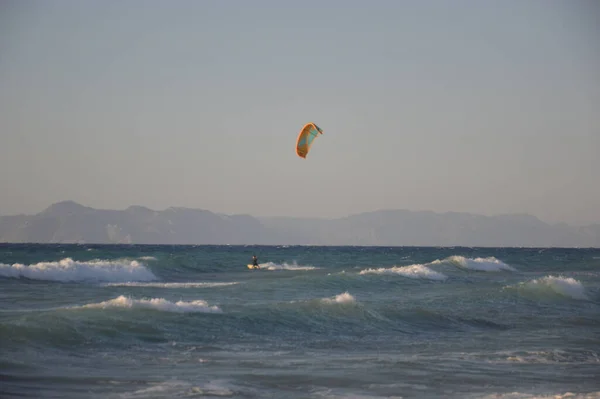 Αθλητής Kitesurfing Στο Αιγαίο Πέλαγος Στη Ρόδο — Φωτογραφία Αρχείου