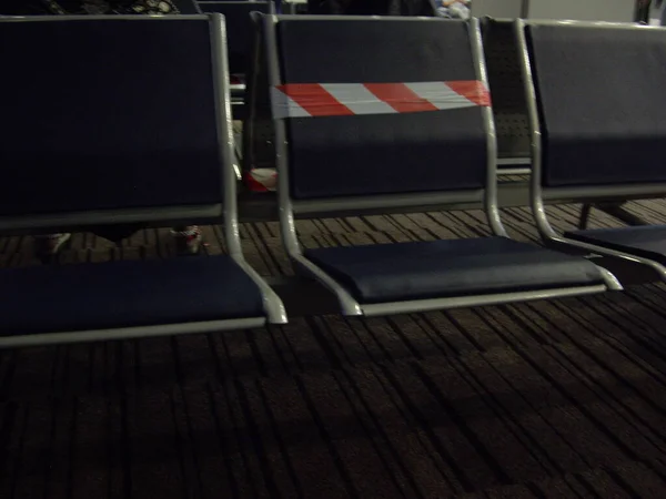 Assentos Aeroporto Internacional Indicando Distância Entre Passageiros — Fotografia de Stock