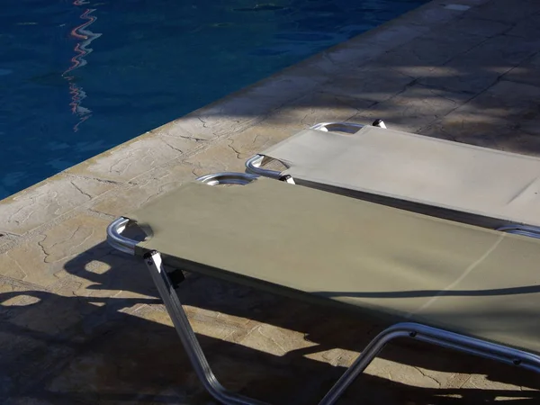 Ligstoelen Staan Bij Het Zwembad — Stockfoto