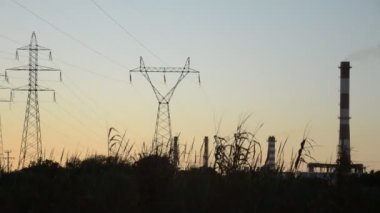 Bir fabrikanın bacasının dumanı tüten manzarası