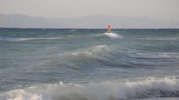Windsurfen Aan Egeïsche Kust — Stockvideo