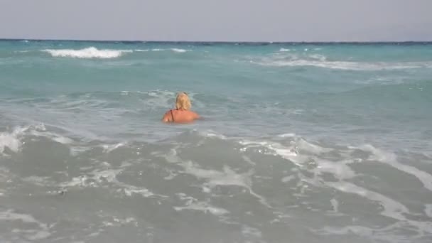 Μια Γυναίκα Περπατάει Στο Αιγαίο Πέλαγος Στο Νησί Της Ρόδου — Αρχείο Βίντεο