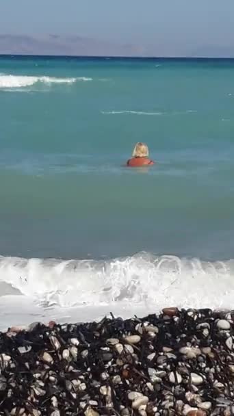 Μια Γυναίκα Περπατάει Στο Αιγαίο Πέλαγος Στο Νησί Της Ρόδου — Αρχείο Βίντεο