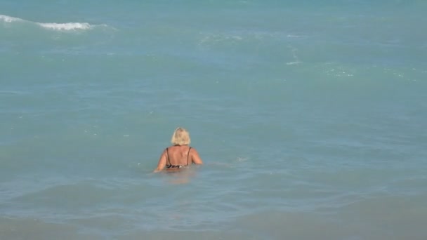 Une Femme Entre Dans Mer Égée Sur Île Rhodes Grèce — Video