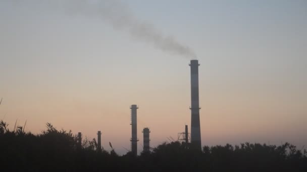 Panorama Eines Rauchenden Schornsteins Einer Fabrik — Stockvideo