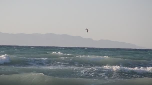 ギリシャのロードス島のエーゲ海でカイトサーフィン — ストック動画