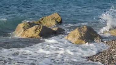 Yunanistan 'ın Rodos adasındaki Ege fırtınasının arka planında taşlar