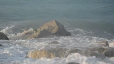 Yunanistan 'ın Rodos adasındaki Ege fırtınasının arka planında taşlar