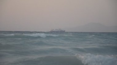 Yunanistan 'ın Rodos adası boyunca Ege Denizi' nden feribot kalkıyor