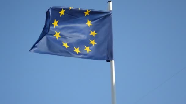 Bandera Ondeando Viento Contra Cielo Azul — Vídeo de stock