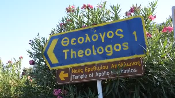 Verkeerstekens Naar Nederzettingen Van Theologos Rhodos Griekenland — Stockvideo