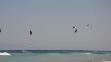 TheOLOGOS, RHODOS, GREECE - 16 Eylül 2021: Yunanistan 'daki Rodos Denizi' nde uçurtma uçurma