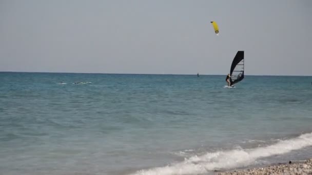 Rhodos ギリシャ 2021年9月13日 エーゲ海沿岸のウィンドサーフィン — ストック動画