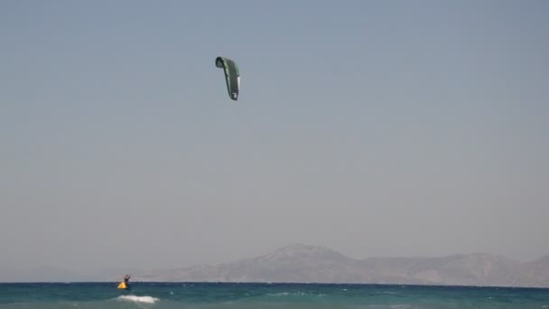 テオロゴス ロドス ギリシャ 2021年9月16日 ギリシャのロードス島のエーゲ海でカイトサーフィン — ストック動画