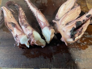 Ev mutfağında taze ahtapot pişiriliyor..