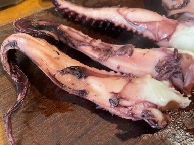 Ev mutfağında taze ahtapot pişiriliyor..