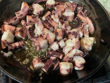 Ev mutfağında taze ahtapot pişiriliyor..