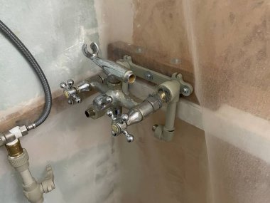 İnşaat veya yenileme sırasında ahşap bir evin içine tesisat ve tesisat tesisatı kuruluyor.