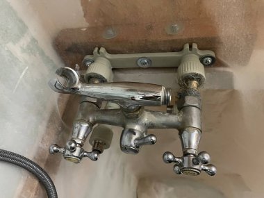 İnşaat veya yenileme sırasında ahşap bir evin içine tesisat ve tesisat tesisatı kuruluyor.