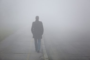 Adam sırtını sokak siste yürümek ile