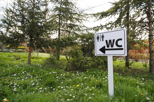 Toilette singen für Mann und Frau auf weißem Tisch in der Natur — Stockfoto