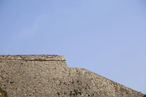 Vieux grand mur contre le ciel bleu avec espace de copie — Photo