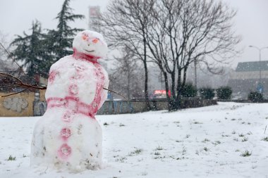 Karton kapaklı parkta komik beyaz kırmızı kardan adam