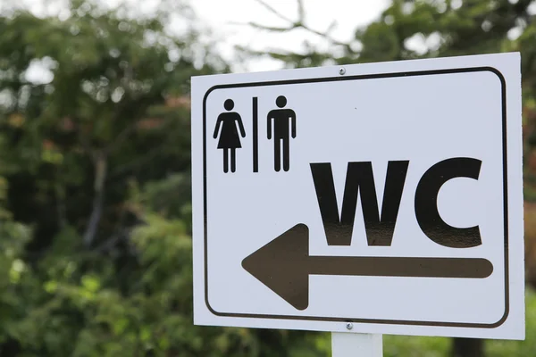 Toilettenschild für Mann und Frau auf weißem Tisch in der Natur — Stockfoto