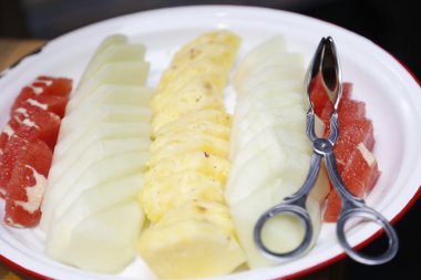 Greyfurt elma ananas bir tabağa çeşitli meyve