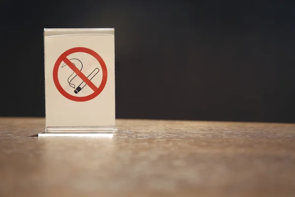 लकड़ी की मेज पर कोई धूम्रपान संकेत प्रतीक नहीं — स्टॉक फ़ोटो, इमेज